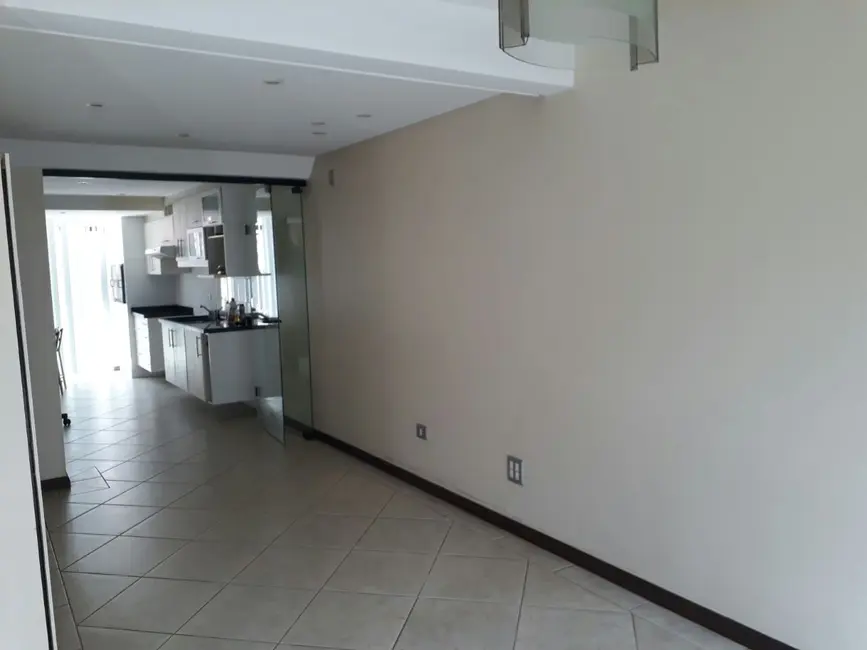 Sobrado com 4 quartos à venda, 203m2 em São Francisco, Curitiba - PR - imagem 6 Foto 6 de Sobrado com 4 quartos à venda, 203m2 em São Francisco, Curitiba - PR