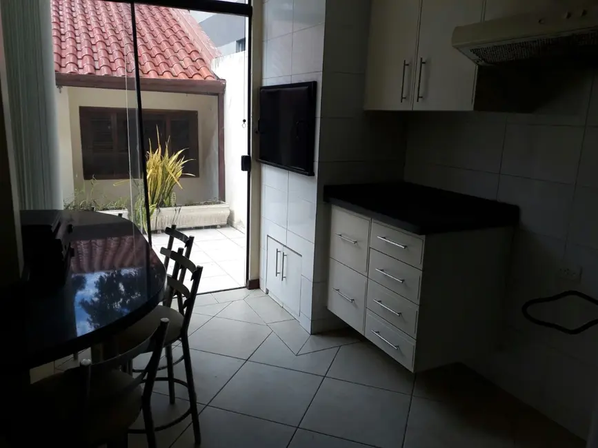 Sobrado com 4 quartos à venda, 203m2 em São Francisco, Curitiba - PR - imagem 4 Foto 4 de Sobrado com 4 quartos à venda, 203m2 em São Francisco, Curitiba - PR