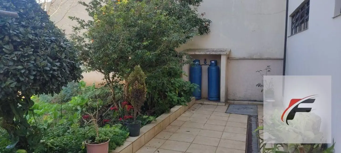 Sobrado com 4 quartos à venda, 430m2 em Capão Raso, Curitiba - PR - imagem 8 Foto 8 de Sobrado com 4 quartos à venda, 430m2 em Capão Raso, Curitiba - PR