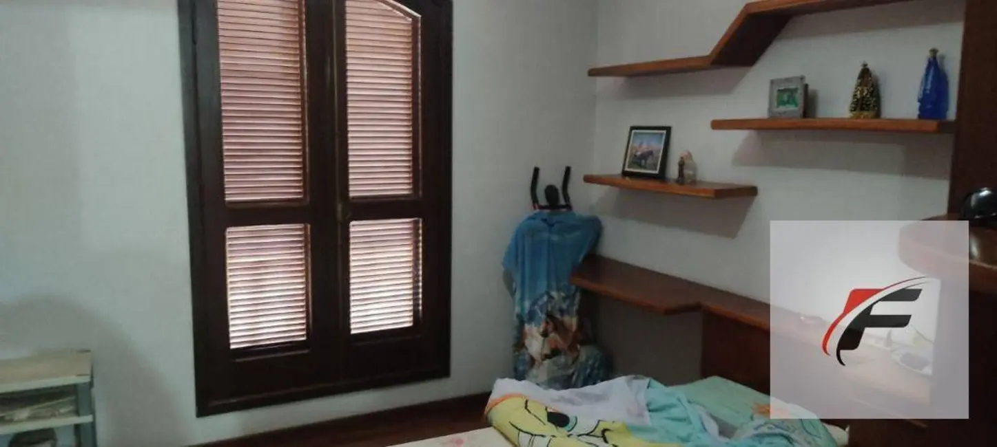 Sobrado com 4 quartos à venda, 430m2 em Capão Raso, Curitiba - PR - imagem 3 Foto 3 de Sobrado com 4 quartos à venda, 430m2 em Capão Raso, Curitiba - PR