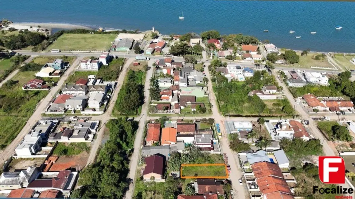 Foto 1 de Terreno / Lote à venda, 360m2 em Itapoa - SC