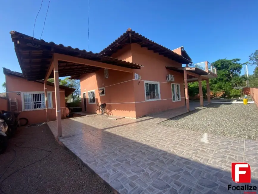 Foto 1 de Casa com 2 quartos para alugar, 102m2 em Itapoa - SC