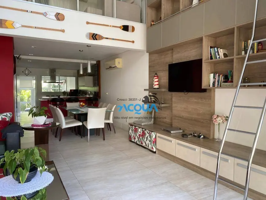 Foto 2 de Sobrado com 5 quartos à venda, 232m2 em Balneário Praia do Pernambuco, Guaruja - SP