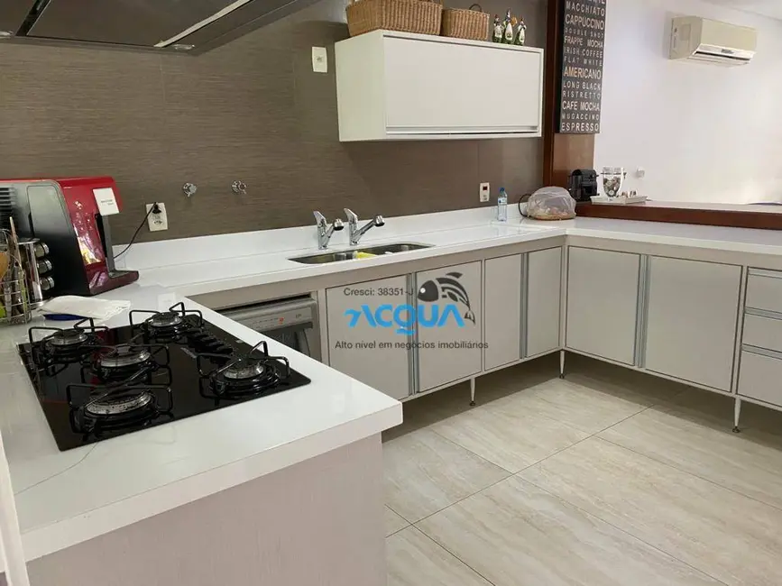 Sobrado com 5 quartos à venda, 232m2 em Balneário Praia do Pernambuco, Guaruja - SP - imagem 5 Foto 5 de Sobrado com 5 quartos à venda, 232m2 em Balneário Praia do Pernambuco, Guaruja - SP