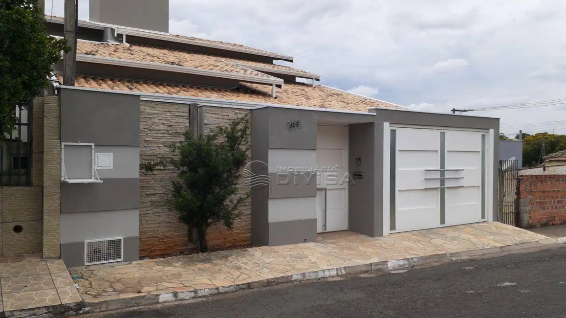 Casa com 3 quartos à venda, 250m2 em Centro, Elias Fausto - SP - imagem 1 Foto 1 de Casa com 3 quartos à venda, 250m2 em Centro, Elias Fausto - SP