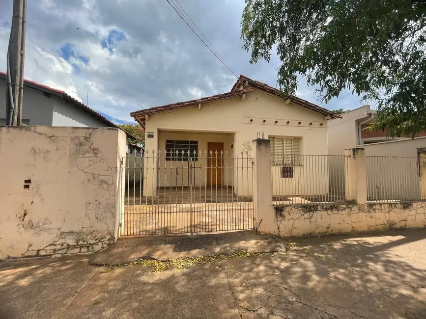 Foto 1 de Casa com 3 quartos para alugar, 220m2 em Elias Fausto - SP