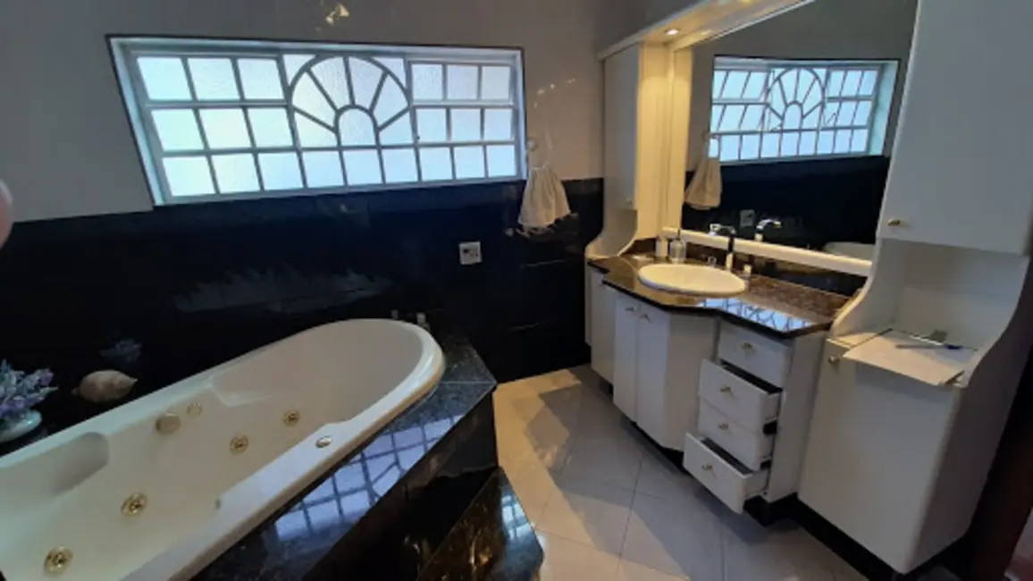 Casa com 4 quartos à venda, 330m2 em Jardim Vitória, Pocos De Caldas - MG - imagem 3 Foto 3 de Casa com 4 quartos à venda, 330m2 em Jardim Vitória, Pocos De Caldas - MG