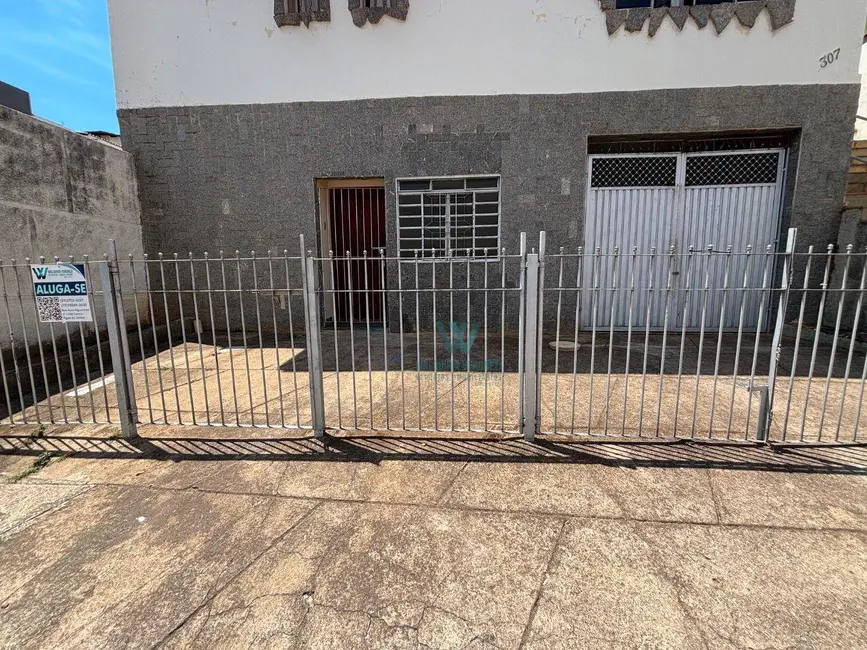 Casa com 2 quartos para alugar, 80m2 em Jardim Country Club, Pocos De Caldas - MG - imagem 1 Foto 1 de Casa com 2 quartos para alugar, 80m2 em Jardim Country Club, Pocos De Caldas - MG