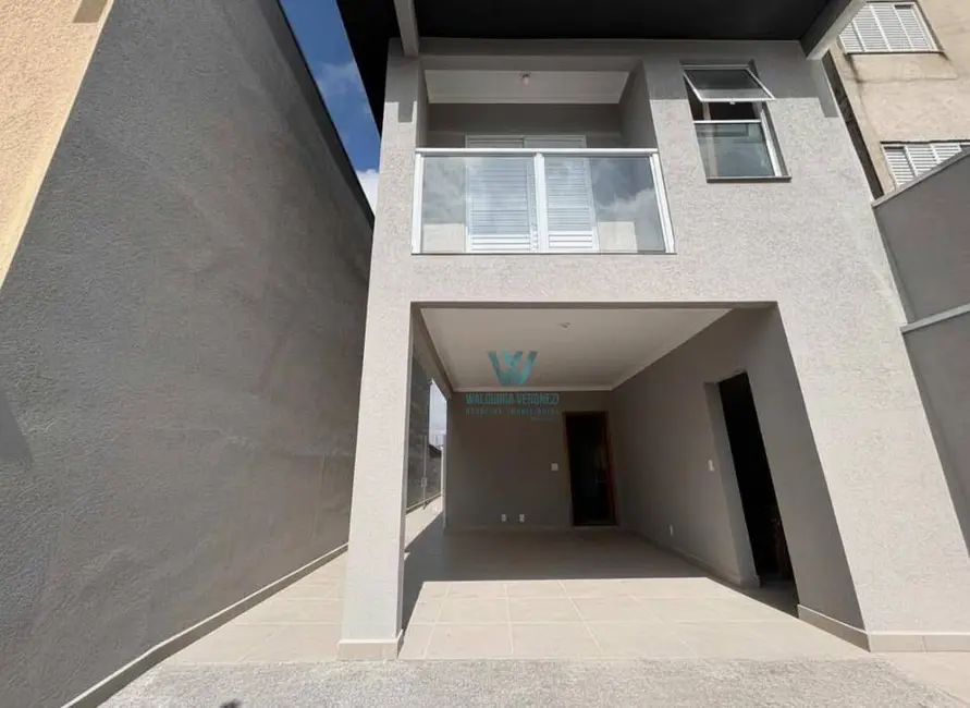 Foto 1 de Sobrado com 3 quartos à venda, 120m2 em Santa Ângela, Pocos De Caldas - MG
