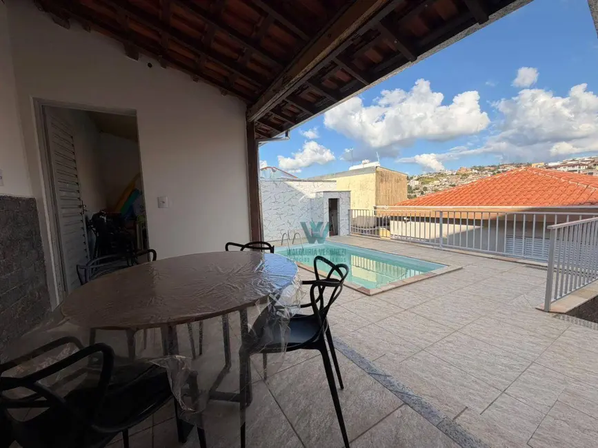 Casa com 3 quartos à venda, 240m2 em Santa Ângela, Pocos De Caldas - MG - imagem 4 Foto 4 de Casa com 3 quartos à venda, 240m2 em Santa Ângela, Pocos De Caldas - MG