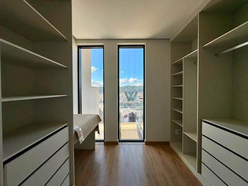 Casa de Condomínio com 3 quartos para alugar, 180m2 em Jardim Vitória V, Pocos De Caldas - MG - imagem 9 Foto 9 de Casa de Condomínio com 3 quartos para alugar, 180m2 em Jardim Vitória V, Pocos De Caldas - MG