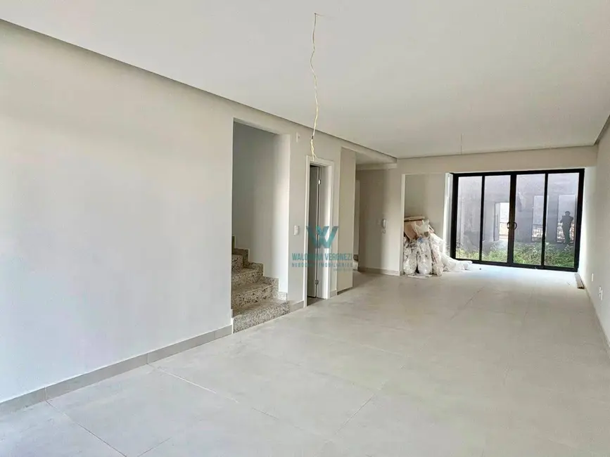 Casa de Condomínio com 3 quartos para alugar, 180m2 em Jardim Vitória V, Pocos De Caldas - MG - imagem 5 Foto 5 de Casa de Condomínio com 3 quartos para alugar, 180m2 em Jardim Vitória V, Pocos De Caldas - MG
