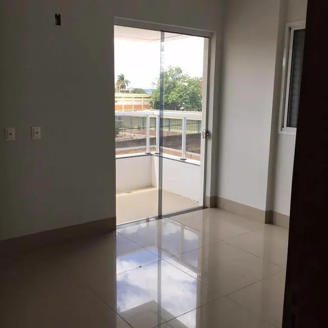 Foto 2 de Apartamento com 3 quartos à venda, 120m2 em Montes Claros - MG