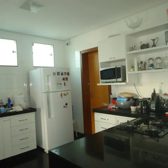 Foto 2 de Casa com 3 quartos à venda, 260m2 em Ibituruna, Montes Claros - MG