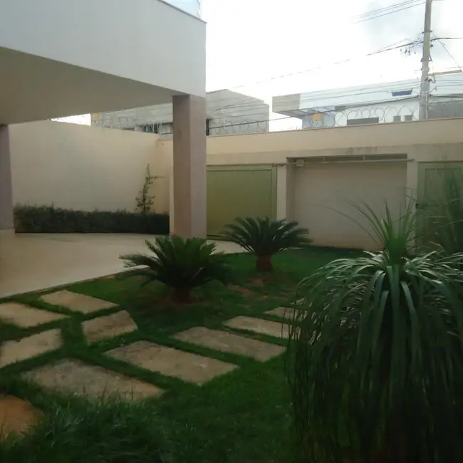 Foto 1 de Casa com 3 quartos à venda, 260m2 em Ibituruna, Montes Claros - MG