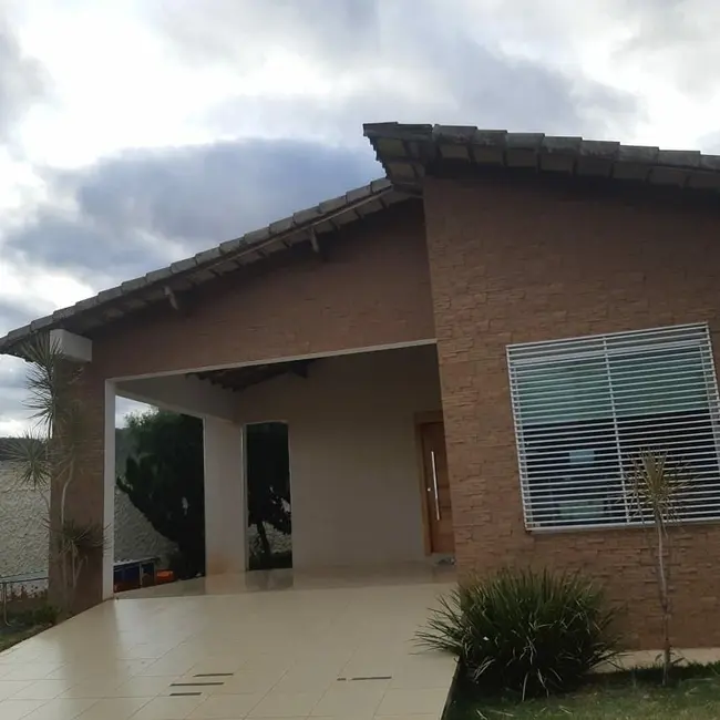 Foto 1 de Casa com 3 quartos à venda, 200m2 em Ibituruna, Montes Claros - MG
