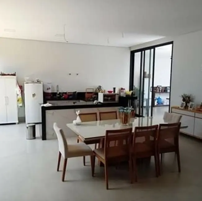 Foto 2 de Casa com 3 quartos à venda, 230m2 em Ibituruna, Montes Claros - MG