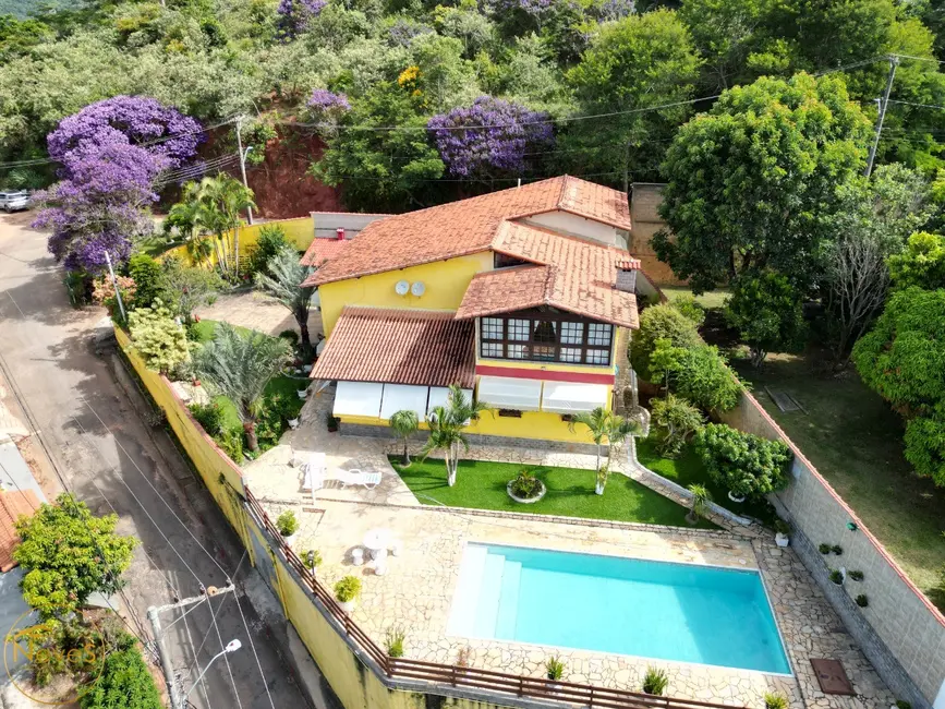 Casa com 5 quartos à venda, 300m2 em Centro, Miguel Pereira - RJ - imagem 2 Foto 2 de Casa com 5 quartos à venda, 300m2 em Centro, Miguel Pereira - RJ