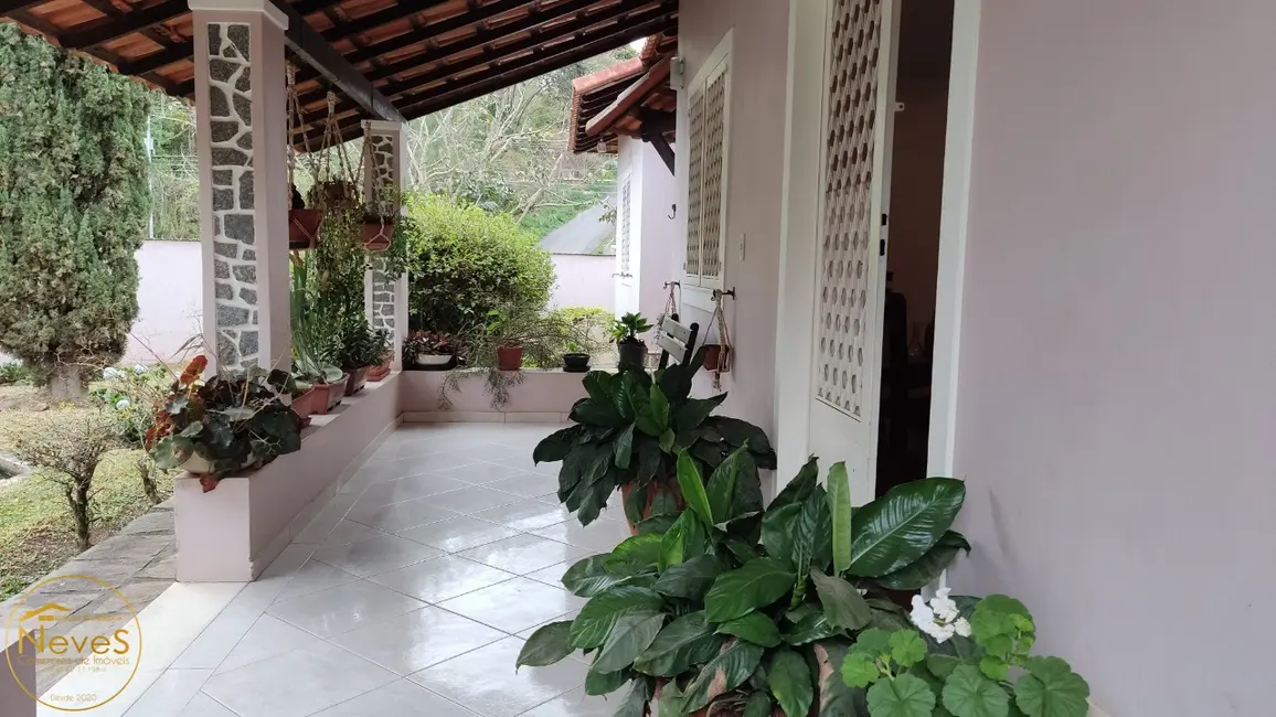 Casa com 4 quartos à venda, 260m2 em Miguel Pereira - RJ - imagem 3 Foto 3 de Casa com 4 quartos à venda, 260m2 em Miguel Pereira - RJ