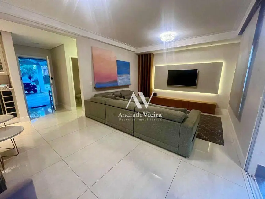 Casa de Condomínio com 3 quartos à venda, 181m2 em Parque Rural Fazenda Santa Cândida, Campinas - SP - imagem 2 Foto 2 de Casa de Condomínio com 3 quartos à venda, 181m2 em Parque Rural Fazenda Santa Cândida, Campinas - SP