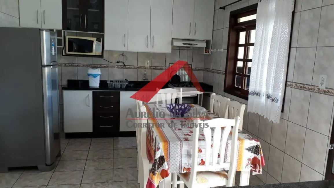 Casa com 2 quartos à venda e para alugar, 70m2 em Centro, Bombinhas - SC - imagem 8 Foto 8 de Casa com 2 quartos à venda e para alugar, 70m2 em Centro, Bombinhas - SC