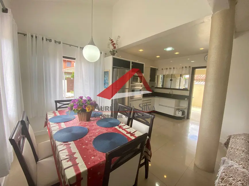 Foto 7 de Sobrado com 4 quartos à venda e para alugar, 160m2 em Bombinhas - SC