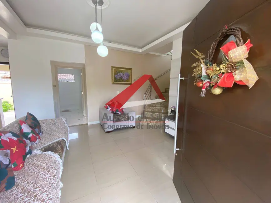 Foto 5 de Sobrado com 4 quartos à venda e para alugar, 160m2 em Bombinhas - SC