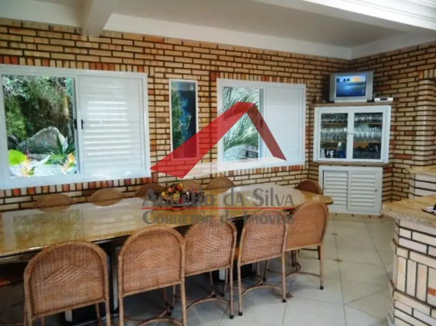 Apartamento com 5 quartos para alugar, 450m2 em Centro, Bombinhas - SC - imagem 8 Foto 8 de Apartamento com 5 quartos para alugar, 450m2 em Centro, Bombinhas - SC