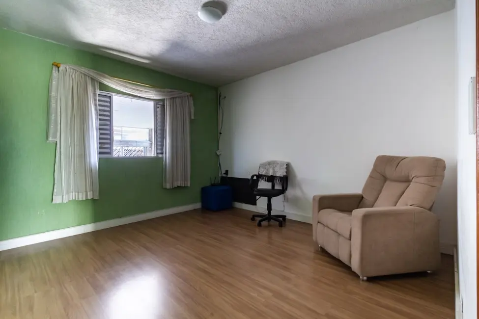 Sobrado com 4 quartos à venda, 226m2 em Helena Maria, Osasco - SP - imagem 4 Foto 4 de Sobrado com 4 quartos à venda, 226m2 em Helena Maria, Osasco - SP