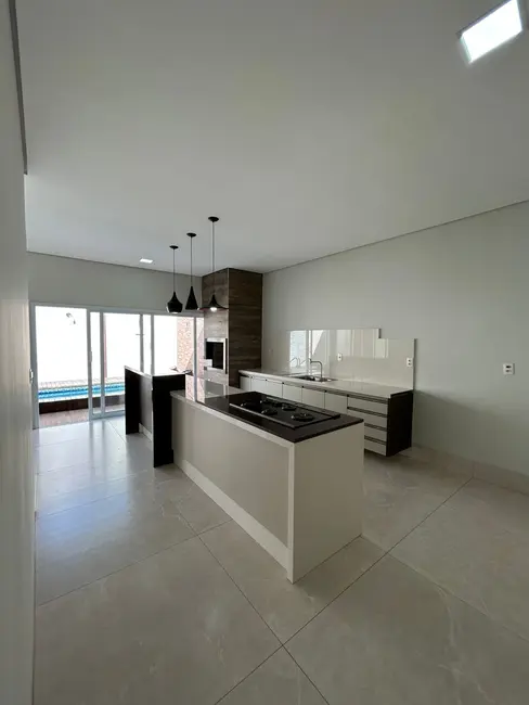 Casa com 3 quartos à venda, 326m2 em Centro, Rondonopolis - MT - imagem 6 Foto 6 de Casa com 3 quartos à venda, 326m2 em Centro, Rondonopolis - MT
