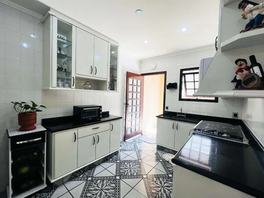 Casa de Condomínio com 3 quartos à venda, 239m2 em Ribeirao Pires - SP - imagem 3 Foto 3 de Casa de Condomínio com 3 quartos à venda, 239m2 em Ribeirao Pires - SP