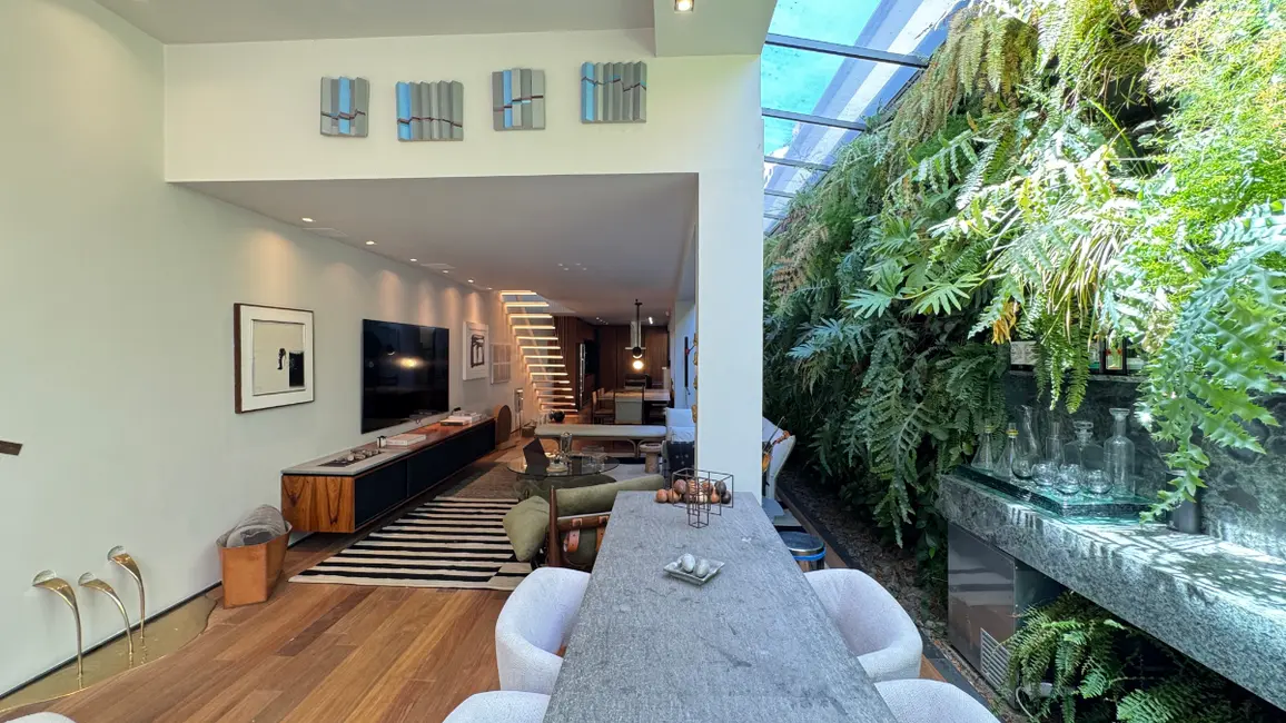 Foto 2 de Casa de Vila com 2 quartos à venda, 250m2 em Itaim Bibi, São Paulo - SP