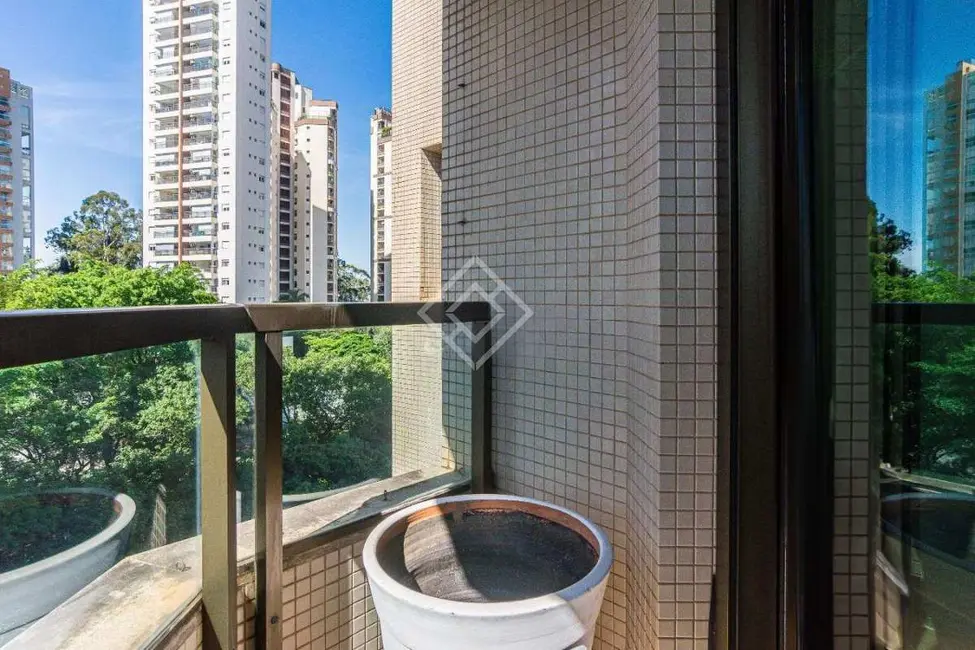 Apartamento com 3 quartos para alugar, 286m2 em Jardim Fonte do Morumbi, São Paulo - SP - imagem 8 Foto 8 de Apartamento com 3 quartos para alugar, 286m2 em Jardim Fonte do Morumbi, São Paulo - SP
