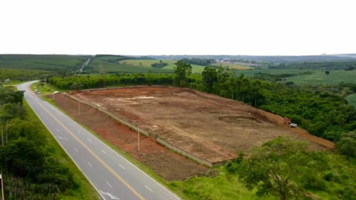 Foto 1 de Terreno / Lote à venda, 2000m2 em Salto De Pirapora - SP