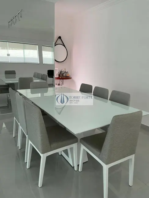 Casa com 3 quartos à venda, 200m2 em Serra Negra - SP - imagem 1 Foto 1 de Casa com 3 quartos à venda, 200m2 em Serra Negra - SP