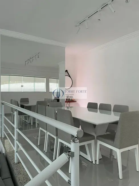Casa com 3 quartos à venda, 200m2 em Serra Negra - SP - imagem 2 Foto 2 de Casa com 3 quartos à venda, 200m2 em Serra Negra - SP