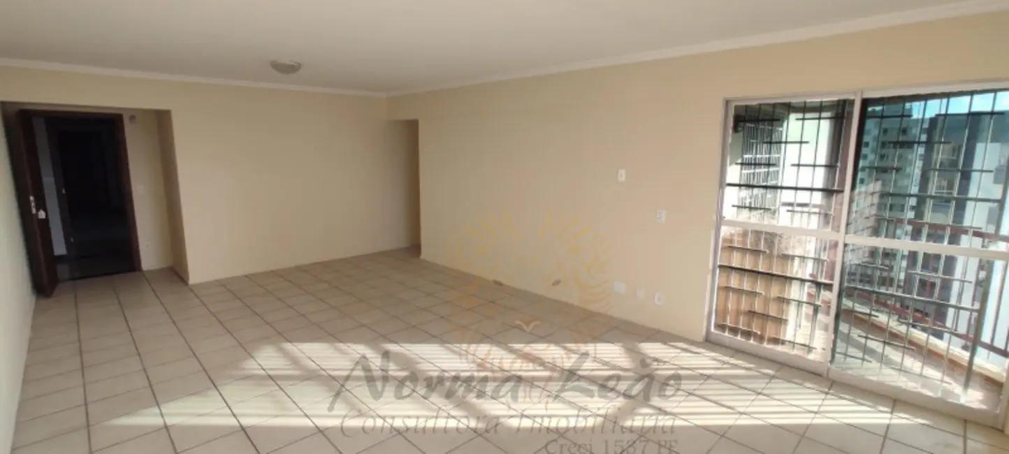 Apartamento com 4 quartos à venda, 145m2 em Treze de Julho, Aracaju - SE - imagem 3 Foto 3 de Apartamento com 4 quartos à venda, 145m2 em Treze de Julho, Aracaju - SE