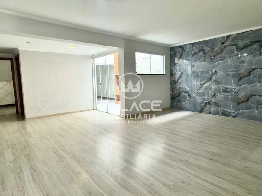 Casa com 3 quartos à venda, 256m2 em Piracicaba - SP - imagem 2 Foto 2 de Casa com 3 quartos à venda, 256m2 em Piracicaba - SP