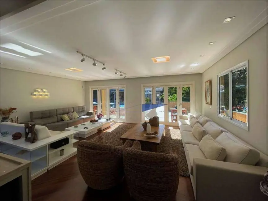 Casa com 5 quartos à venda, 1943m2 em Vila Santo Antônio, Cotia - SP - imagem 9 Foto 9 de Casa com 5 quartos à venda, 1943m2 em Vila Santo Antônio, Cotia - SP