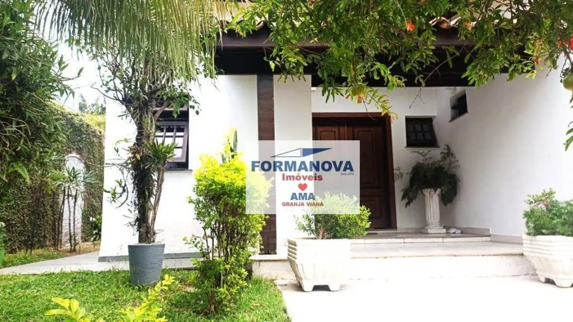 Casa com 3 quartos à venda e para alugar, 800m2 em Vila Santo Antônio, Cotia - SP - imagem 3 Foto 3 de Casa com 3 quartos à venda e para alugar, 800m2 em Vila Santo Antônio, Cotia - SP