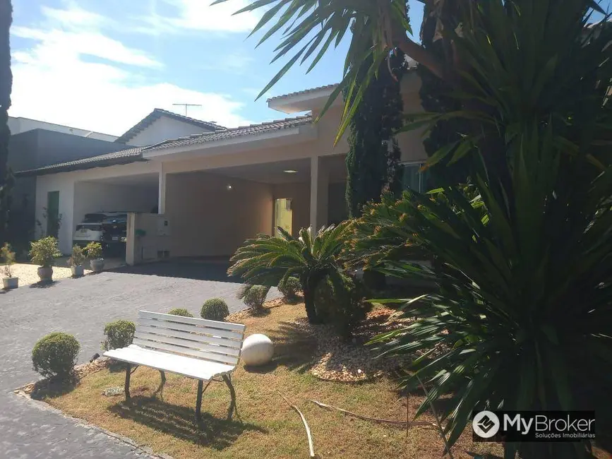 Casa de Condomínio com 3 quartos para alugar, 390m2 em Jardins Madri, Goiania - GO - imagem 3 Foto 3 de Casa de Condomínio com 3 quartos para alugar, 390m2 em Jardins Madri, Goiania - GO
