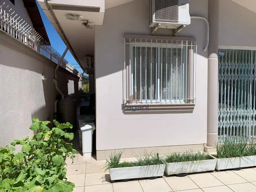 Casa com 3 quartos à venda, 405m2 em Centro, Palhoca - SC - imagem 5 Foto 5 de Casa com 3 quartos à venda, 405m2 em Centro, Palhoca - SC