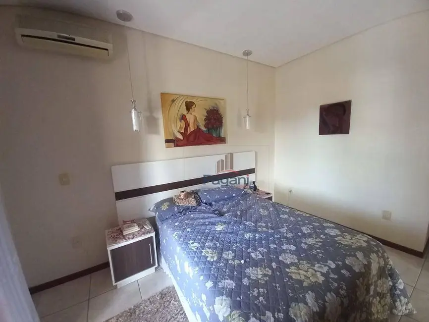 Casa com 3 quartos à venda, 540m2 em Centro, Palhoca - SC - imagem 3 Foto 3 de Casa com 3 quartos à venda, 540m2 em Centro, Palhoca - SC