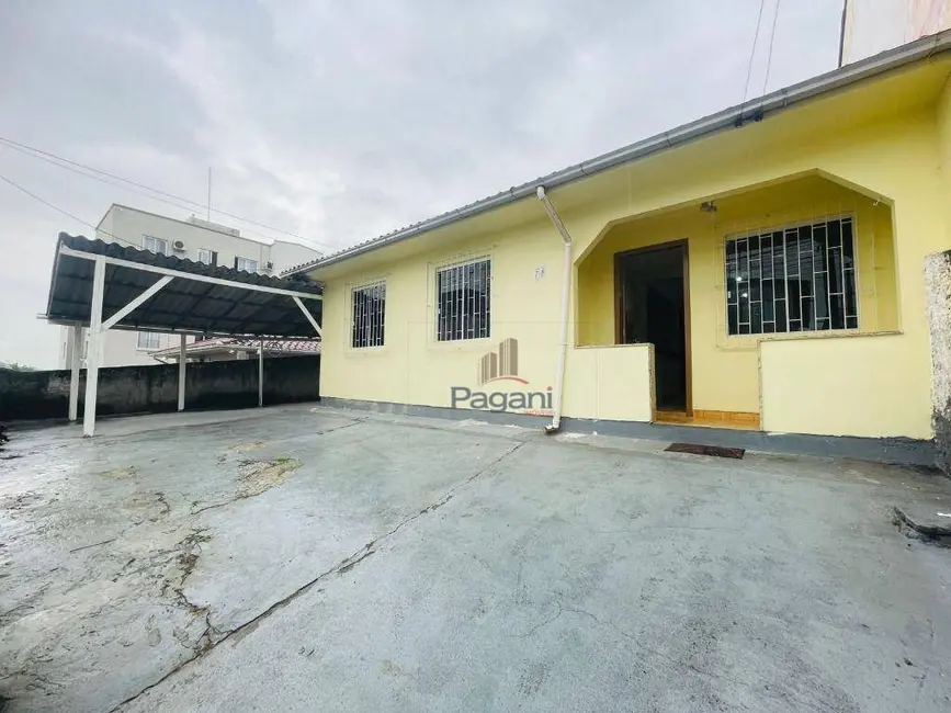 Foto 1 de Casa com 2 quartos para alugar, 250m2 em Palhoca - SC