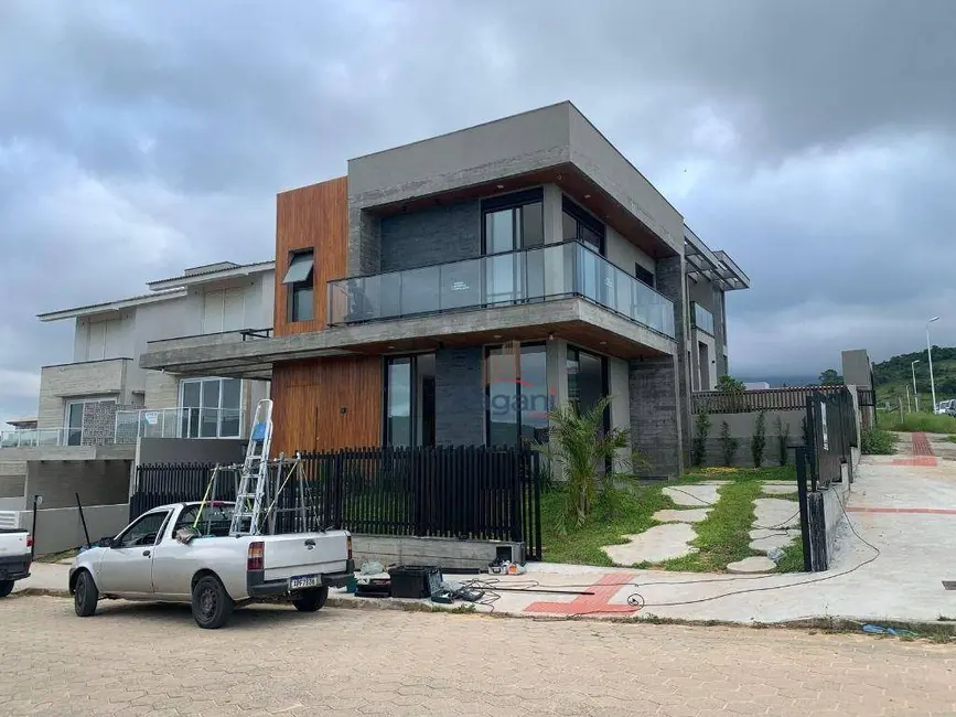 Foto 2 de Casa com 3 quartos à venda, 202m2 em Centro, Garopaba - SC