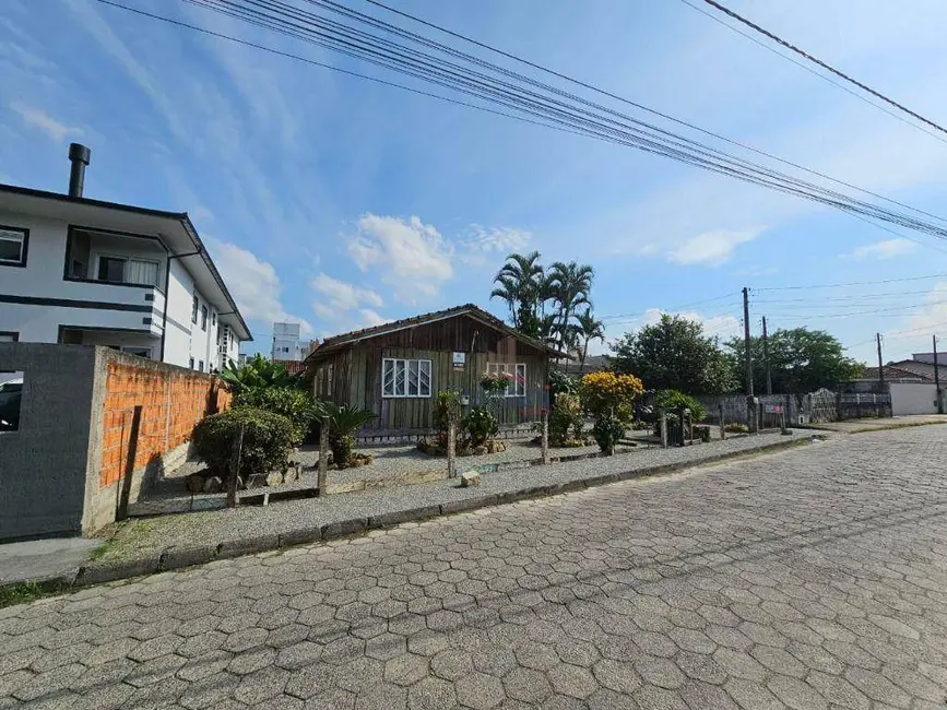 Foto 1 de Terreno / Lote à venda, 647m2 em Aririú, Palhoca - SC