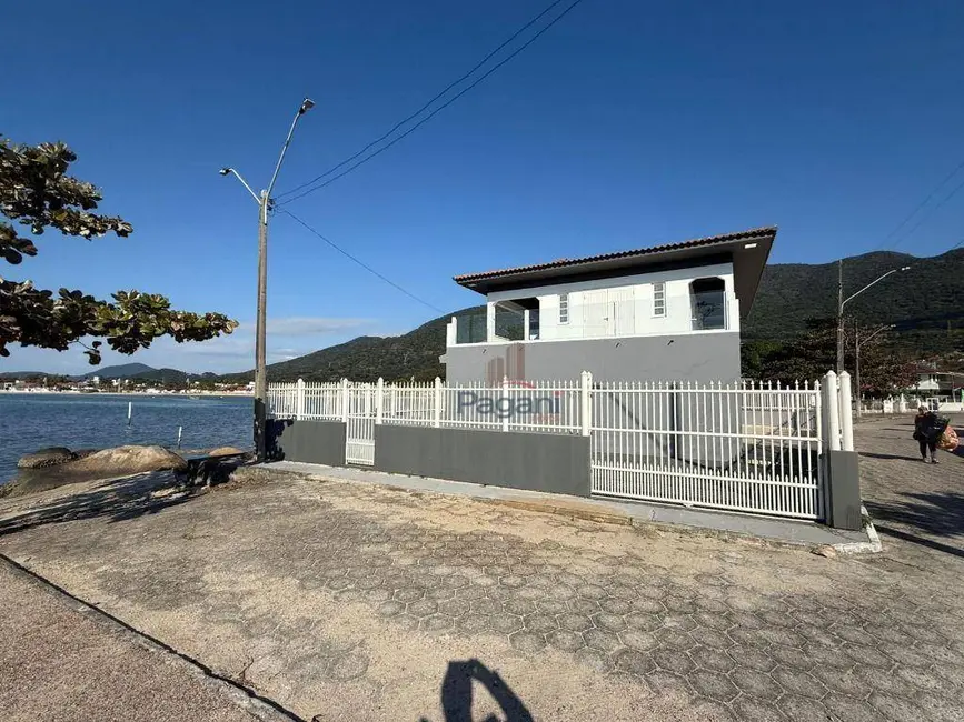 Casa com 4 quartos à venda, 297m2 em Praia de Fora, Palhoca - SC - imagem 3 Foto 3 de Casa com 4 quartos à venda, 297m2 em Praia de Fora, Palhoca - SC