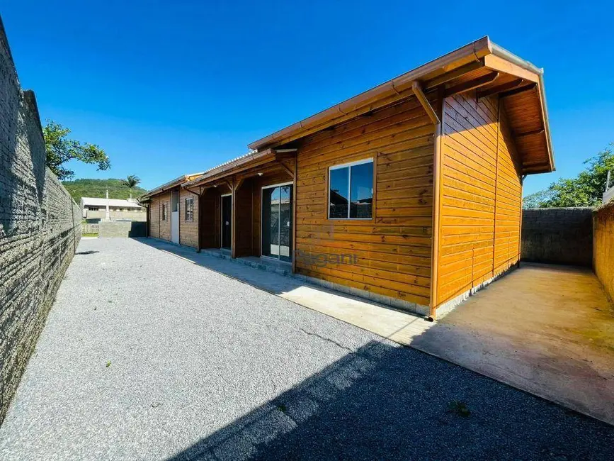 Foto 1 de Casa com 2 quartos para alugar, 200m2 em Praia de Fora, Palhoca - SC