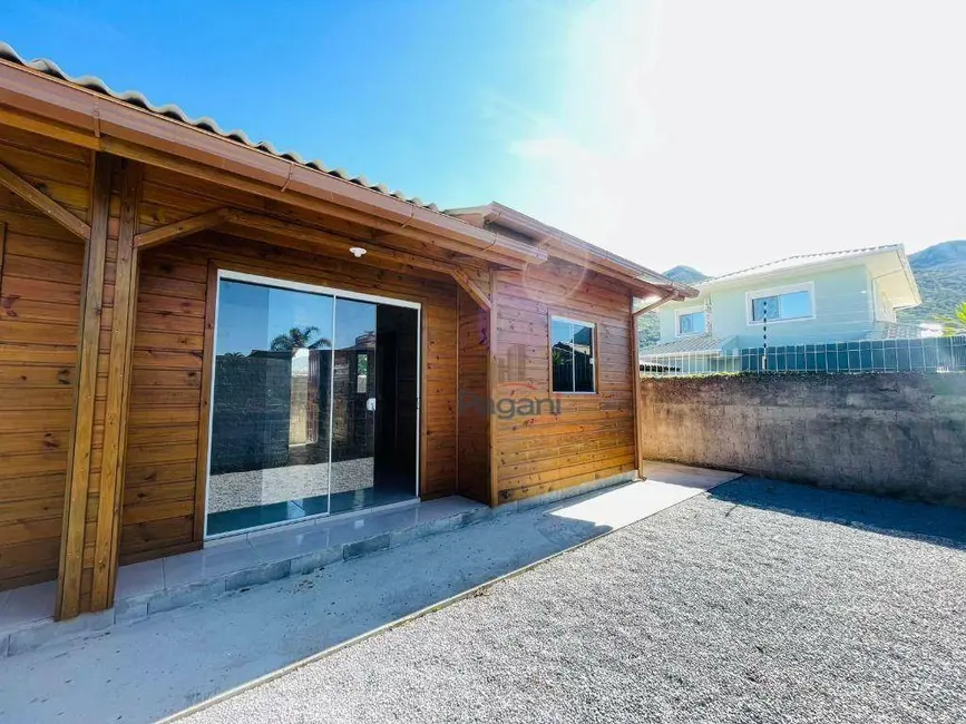 Foto 1 de Casa com 2 quartos para alugar, 200m2 em Praia de Fora, Palhoca - SC