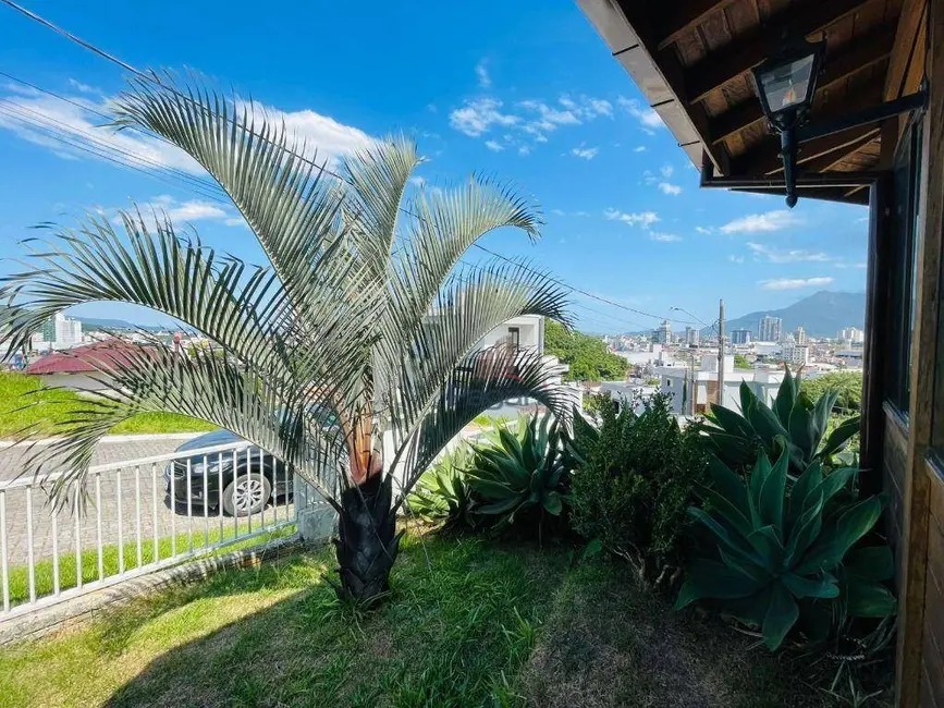 Foto 2 de Casa com 3 quartos para alugar, 220m2 em Passa Vinte, Palhoca - SC